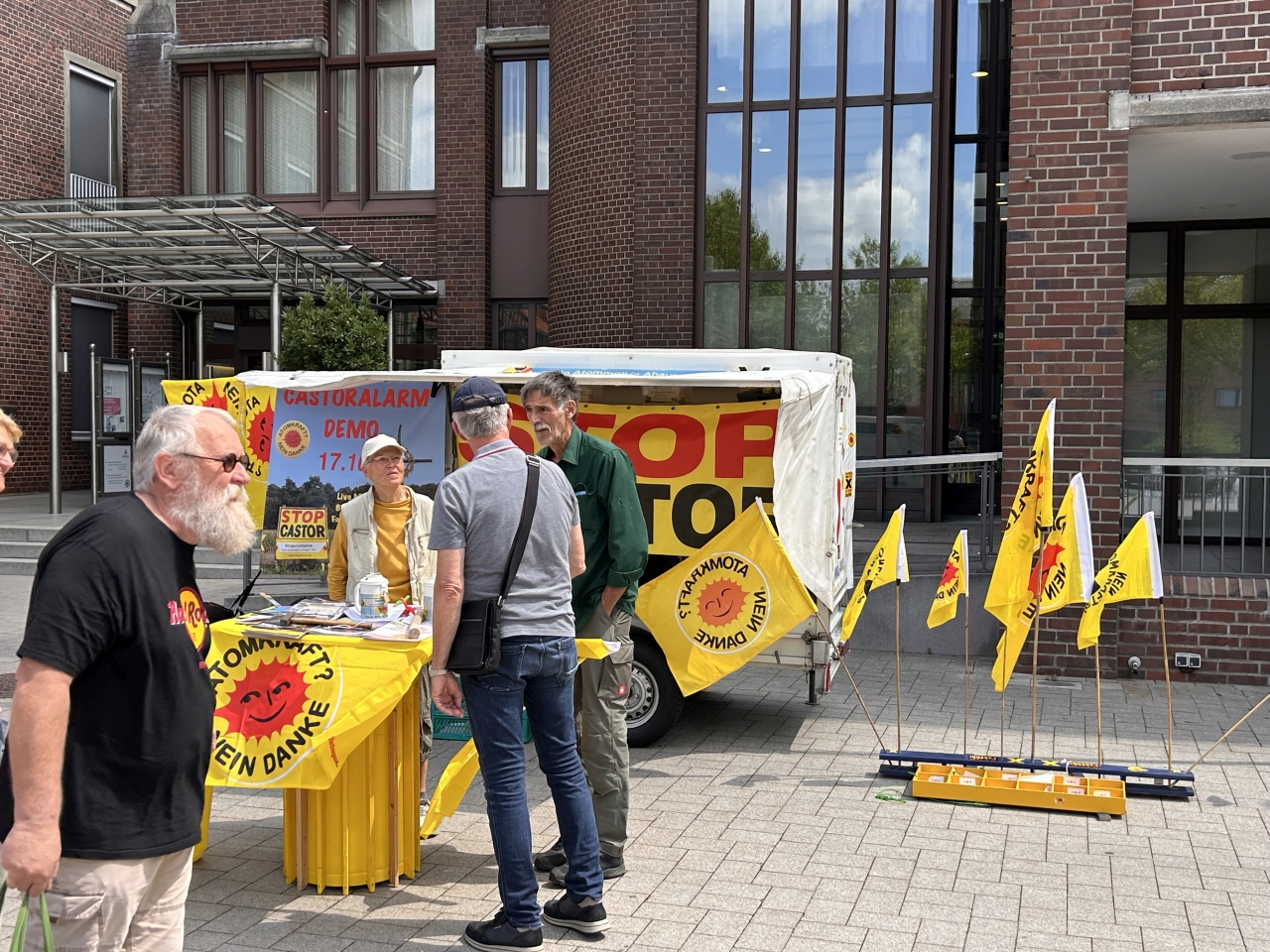 Der Informationsstand der BI Ahaus vor dem Rathaus